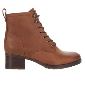 Clarks Booties 1.75” Heel Brown Lightly Worn Great Condition Lace Up Size 6.5